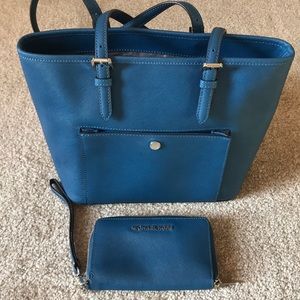 MK bag and wallet/wristlet set Like New!